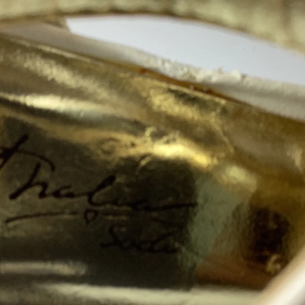 Thalia Sodi chic gold